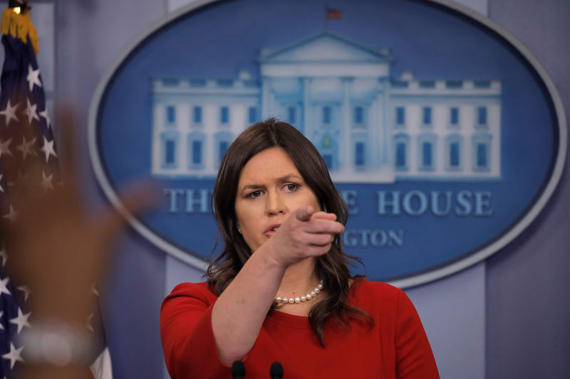 © Reuters. Porta-voz da Casa Branca Sarah Sanders em briefing