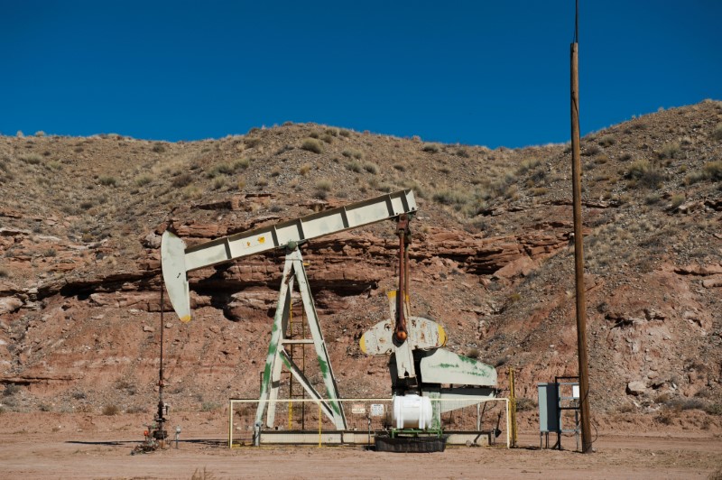 © Reuters. FILE PHOTO: Oil pumpjacks are seen near Aneth