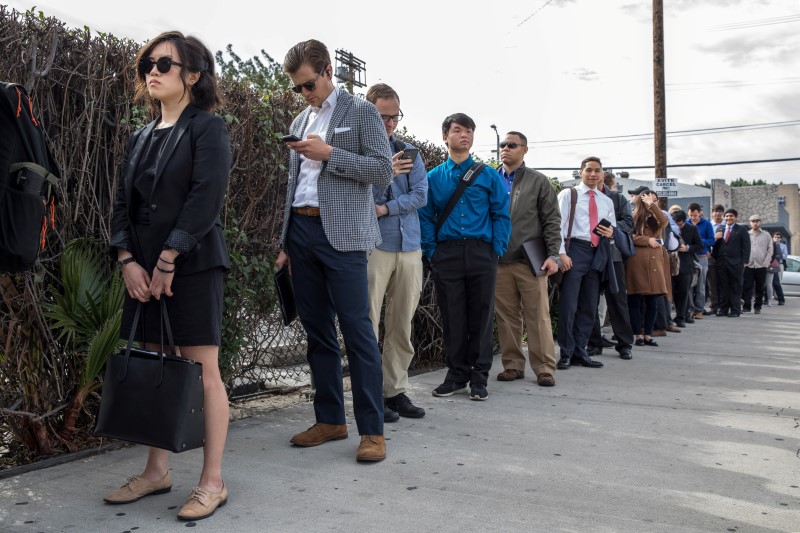 © Reuters. Job seekers line up at TechFair in Los Angeles