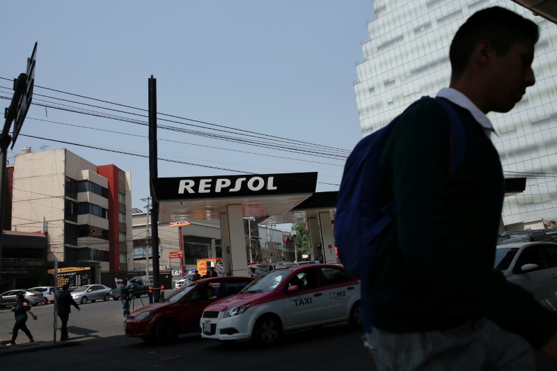 © Reuters. The logo of Spanish energy giant Repsol SA is seen in one of its gas station in Mexico City