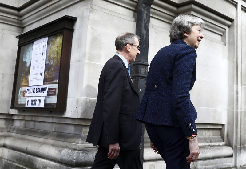 © Reuters. La primera ministra británica evita fuertes pérdidas en Londres en las elecciones locales