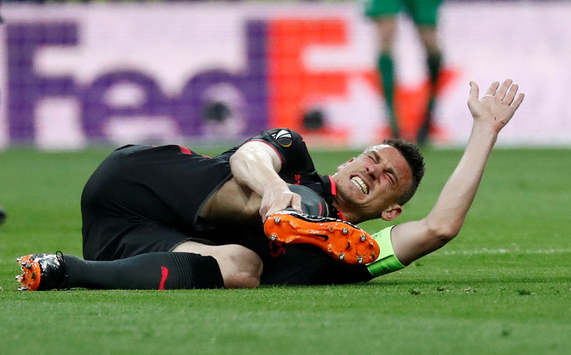 © Reuters. El francés Koscielny sufre una lesión en el tendón de Aquiles, podría perderse el Mundial