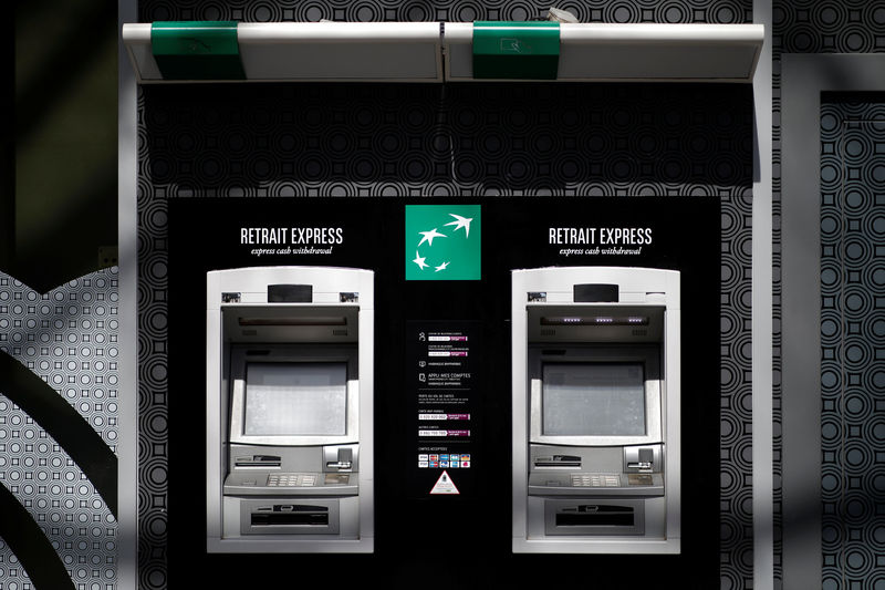 © Reuters. BNP Paribas automated teller machines (ATM) are pictured at a bank in Paris