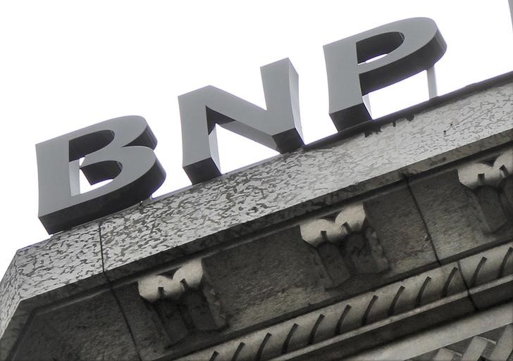 © Reuters. A part of the logo of the BNP Paribas bank is seen on the rooftop of their Paris headquarters