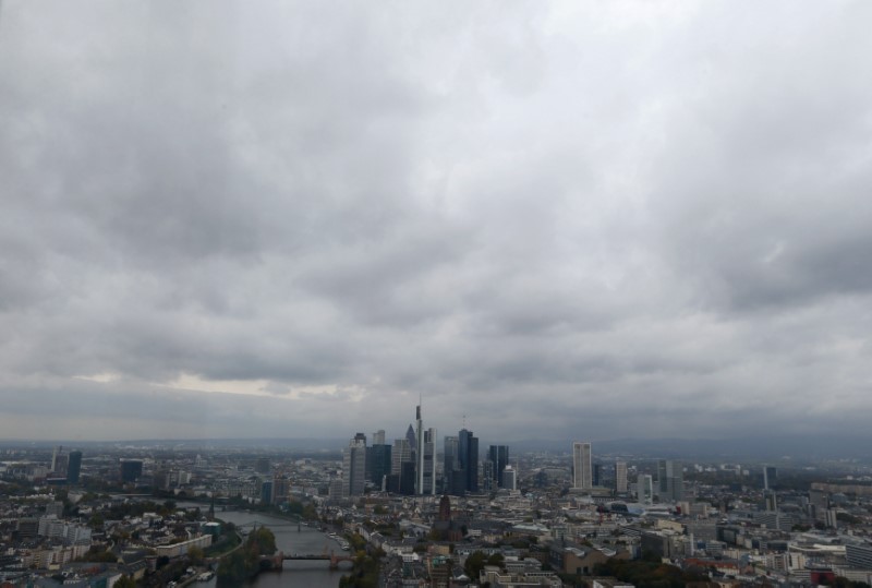 © Reuters. The skyline of the banking district is pictured in Frankfurt