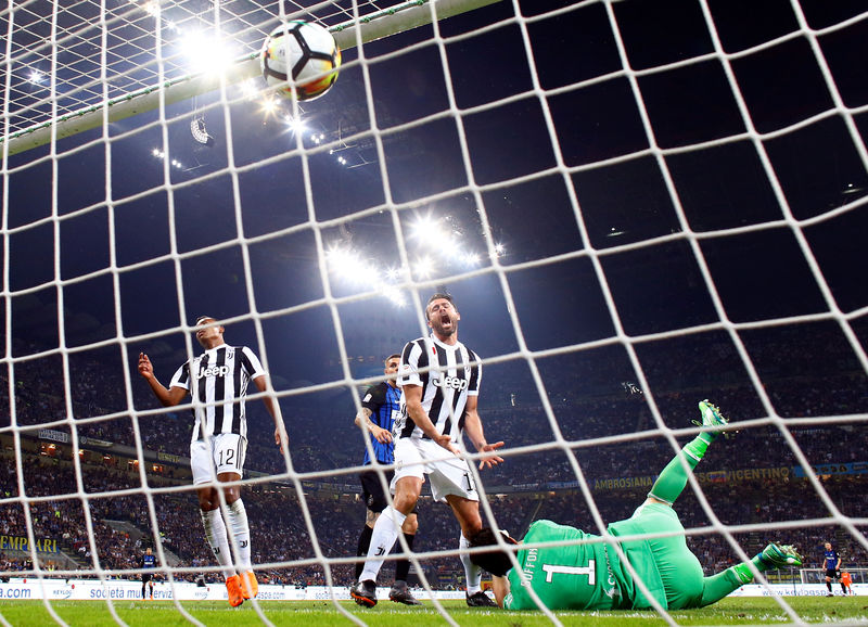 © Reuters. Un'immagine di Inter/Juve partita valida per il campionato di calcio di serie A