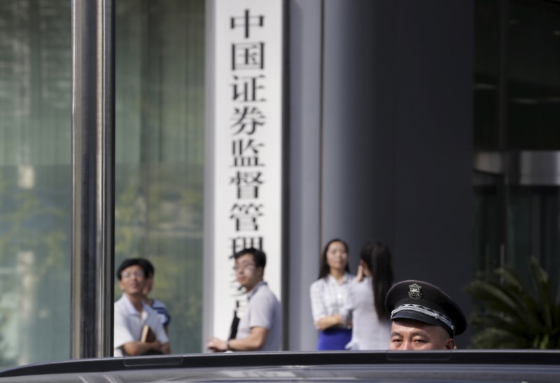 © Reuters. FILE PHOTO - A security guard stands outside the headquarters building of China Securities Regulatory Commission in Beijing