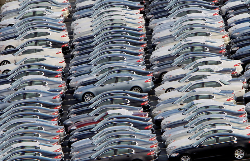 © Reuters. FILE PHOTO: Jaguar cars are seen parked in rows at the Castle Bromwich plant in Birmingham, central England