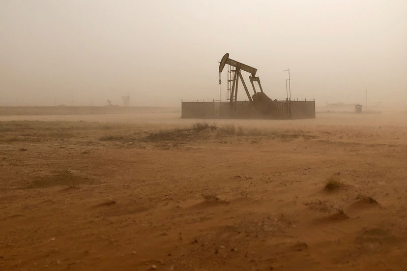 © Reuters. Нефтяной насос-качалка в Мидленде
