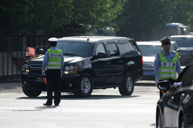© Reuters. Comboio deixa embaixada dos EUA em Pequim