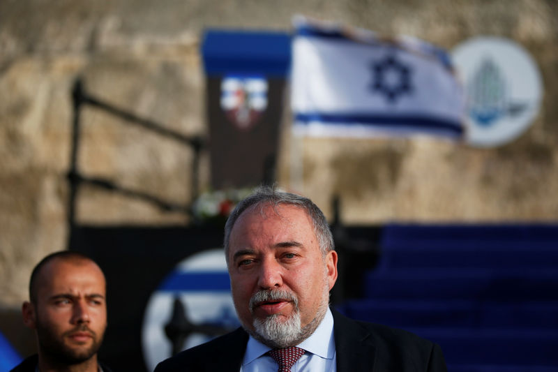 © Reuters. وزير الدفاع الإسرائيلي يرفض اعتذار عباس عن تصريحاته بشأن اليهود
