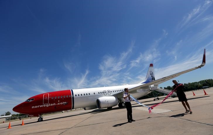 © Reuters. FILE PHOTO: A Norwegian Air Boeing 737-800 is seen during the presentation of Norwegian Air first low cost transatlantic flight service from Argentina at Ezeiza airport in Buenos Aires