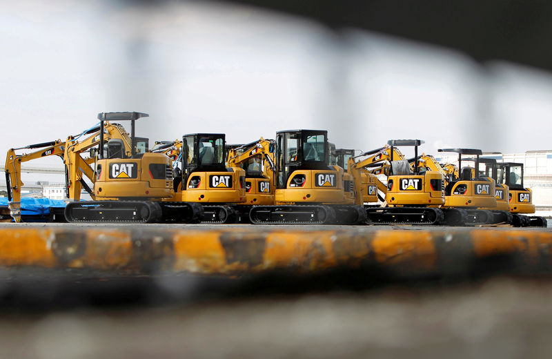 © Reuters. FILE PHOTO: New excavators are seen at a port in Yokohama