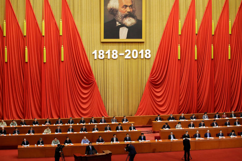 © Reuters. President chinês, Xi Jinping, discursa em evento para comemorar aniversário de 200 anos de nascimento de Karl Marx, em Pequim