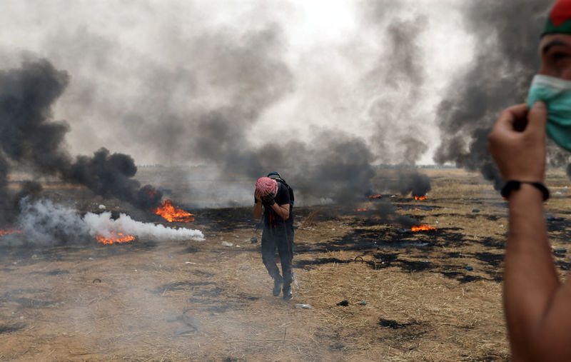 © Reuters. Treinta palestinos heridos por ataques de Israel en protestas en la franja de Gaza