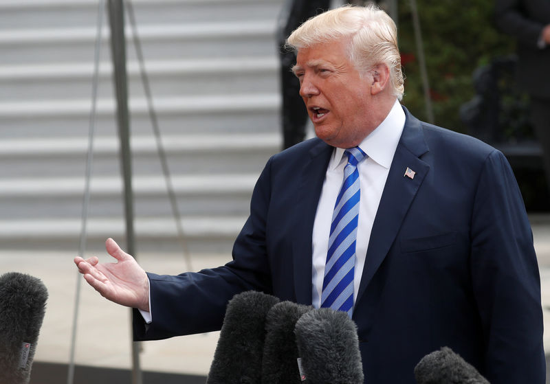 © Reuters. U.S. President Donald Trump speaks to the news media before boarding Marine One to depart for travel to Texas from the South Lawn of the White House