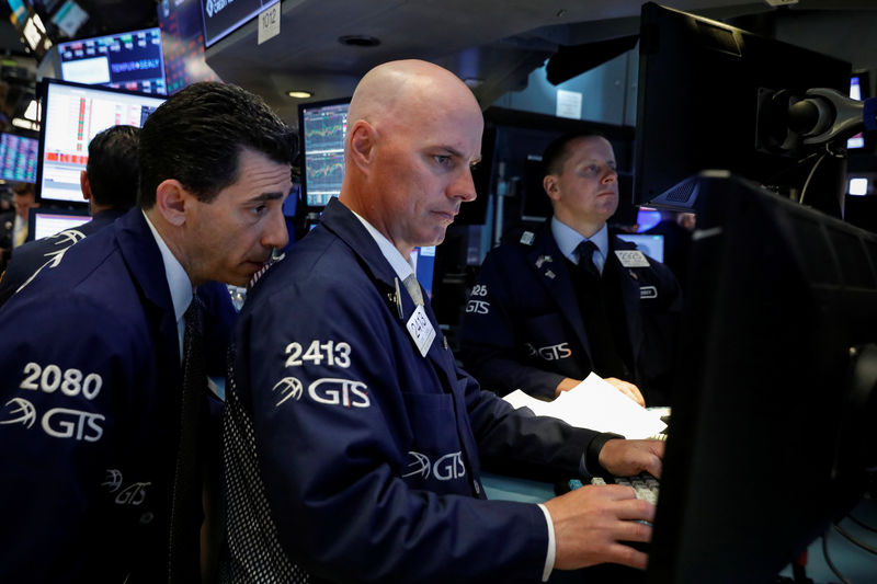 © Reuters. Traders work on the floor of the NYSE in New York