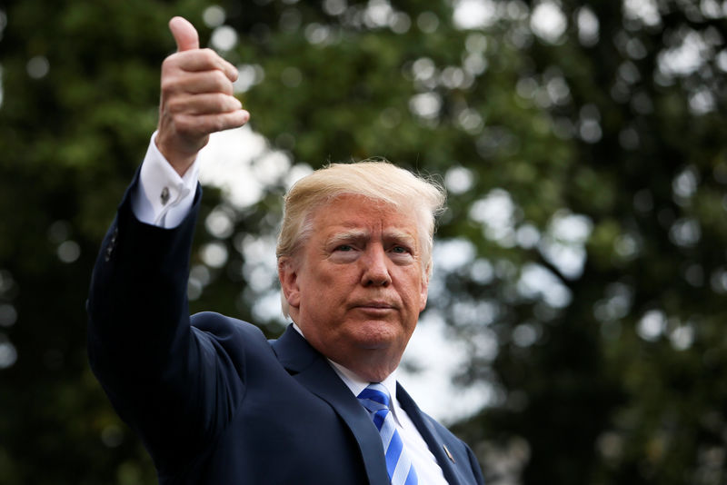 © Reuters. U.S. President Donald Trump gestures before boarding Marine One to travel to Texas from the South Lawn of the White House in Washington