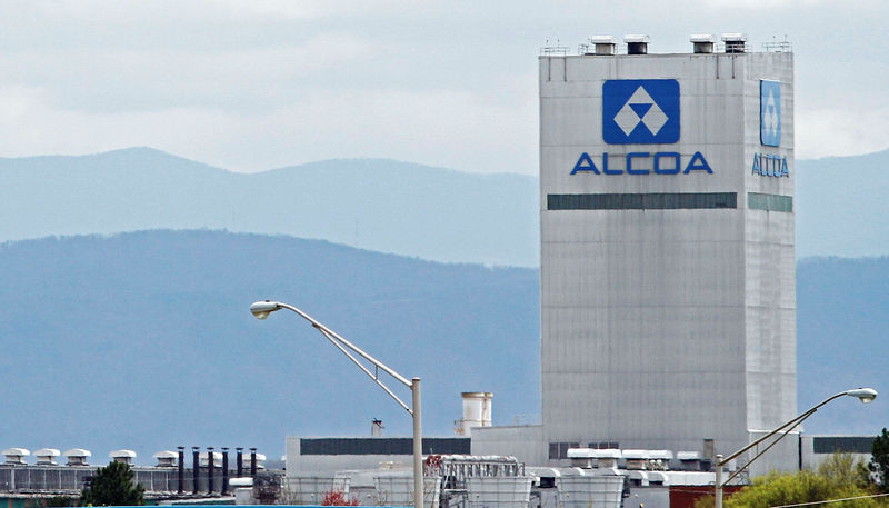 © Reuters. FILE PHOTO: File photo shows an Alcoa aluminum plant in Alcoa, Tennessee