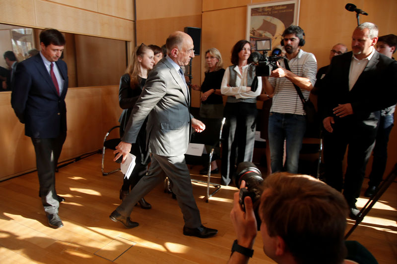 © Reuters. Jean-Marc Janaillac, CEO of Air France-KLM Group, leaves a news conference in Paris