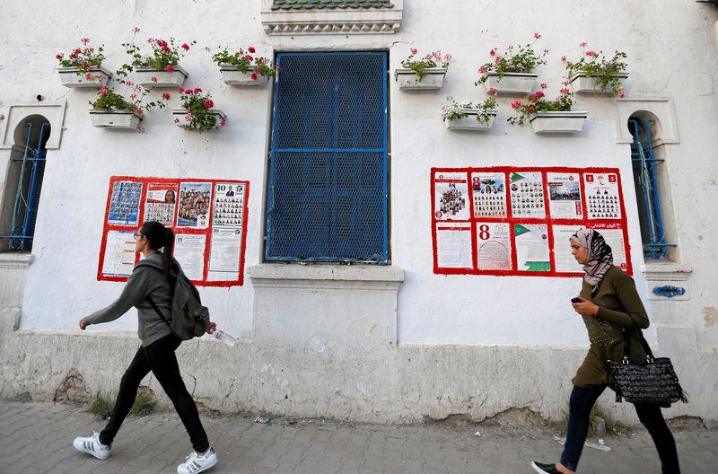 © Reuters. التونسيون يصوتون في أول انتخابات بلدية حرة وسط مصاعب اقتصادية