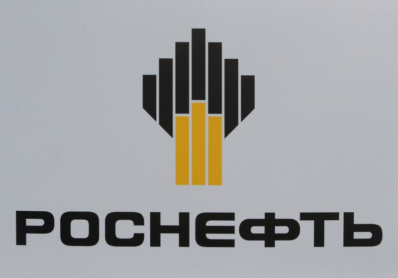 © Reuters. The logo of Russia's oil producer Rosneft is seen on a board at the SPIEF 2017 in St. Petersburg