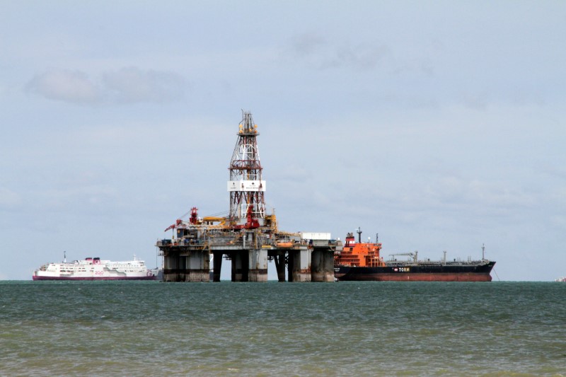 © Reuters. Sonda de petróleo na costa