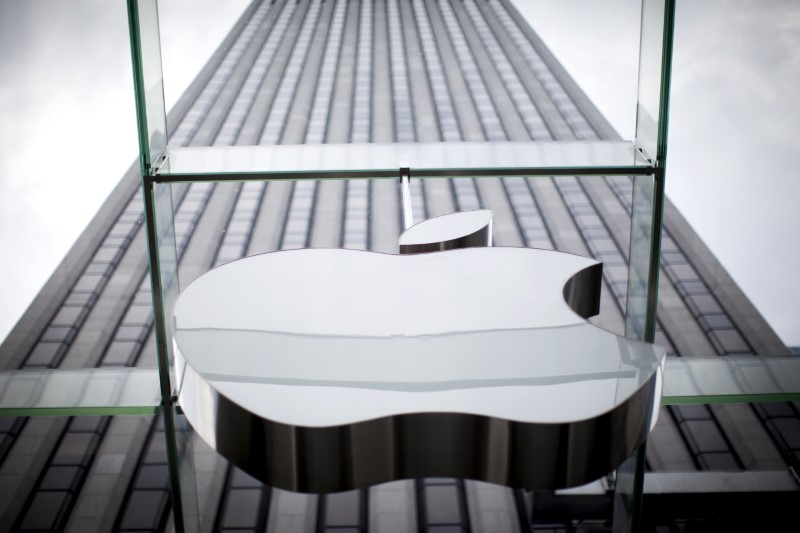 © Reuters. Logo da Apple na entrada da loja da empresa de tecnologia em Nova York, EUA