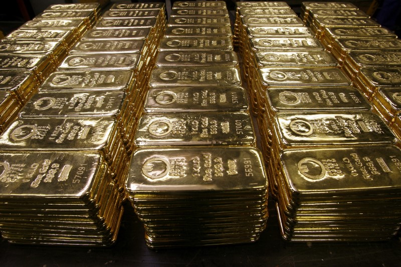 © Reuters. Gold bars are stored on a table at a plant of gold refiner and bar manufacturer Argor-Heraeus SA in the southern Swiss town of Mendrisio