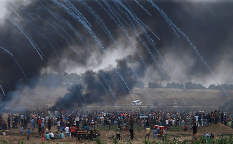 © Reuters. إصابة 1100 فلسطيني بعد إطلاق إسرائيل الرصاص والغاز المسيل للدموع