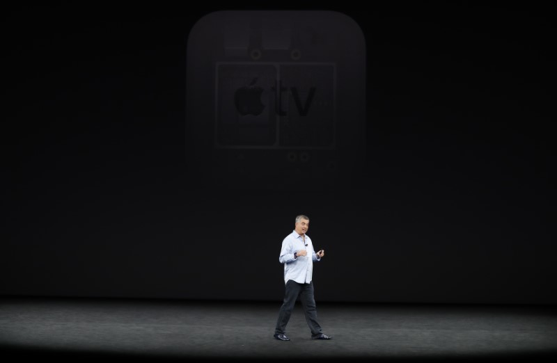 © Reuters. Apple's Cue introduces Apple TV during a launch event in Cupertino