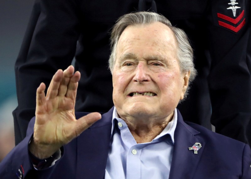 © Reuters. خروج جورج بوش الأب من المستشفى