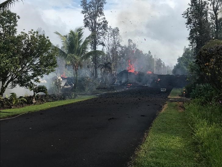 © Reuters. Hawái, en alerta tras varios terremotos y la erupción del volcán Kilauea