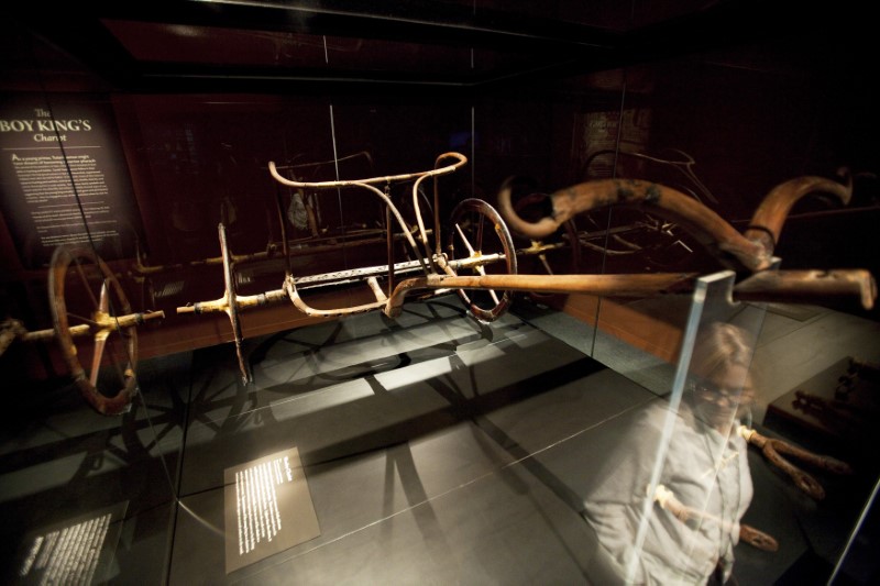 © Reuters. نقل آخر عجلة حربية للملك توت عنخ آمون إلى المتحف المصري الكبير