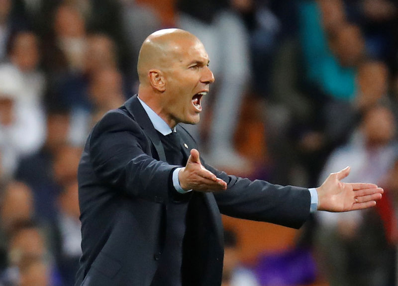 © Reuters. El Madrid no hará el pasillo al Barcelona, dice Zidane