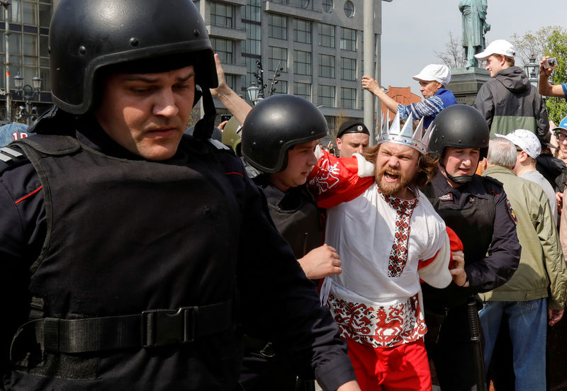 © Reuters. La policía detiene a un líder opositor y otros activistas en Rusia