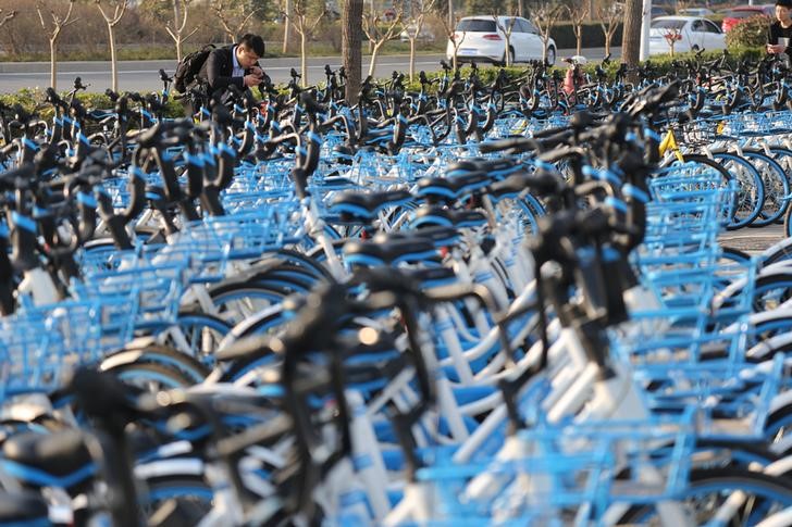 © Reuters. La UE da pasos para recortar importaciones de bicicletas eléctricas chinas