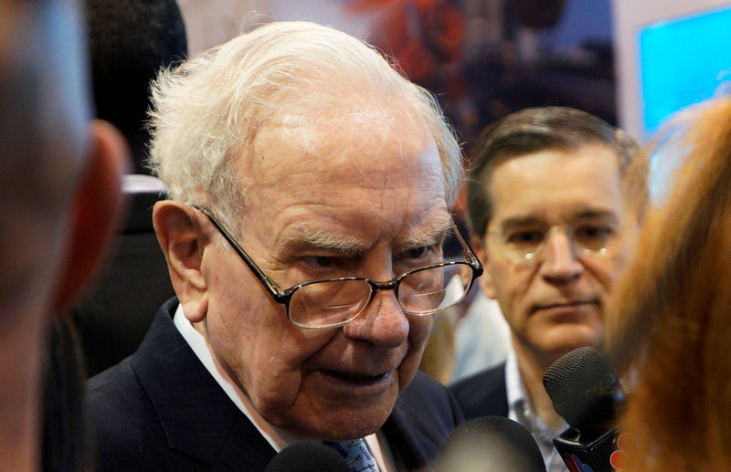 © Reuters. Warren Buffett, CEO of Berkshire Hathaway Inc, talks to a reporter in the exhibit hall at the company's annual meeting in Omaha