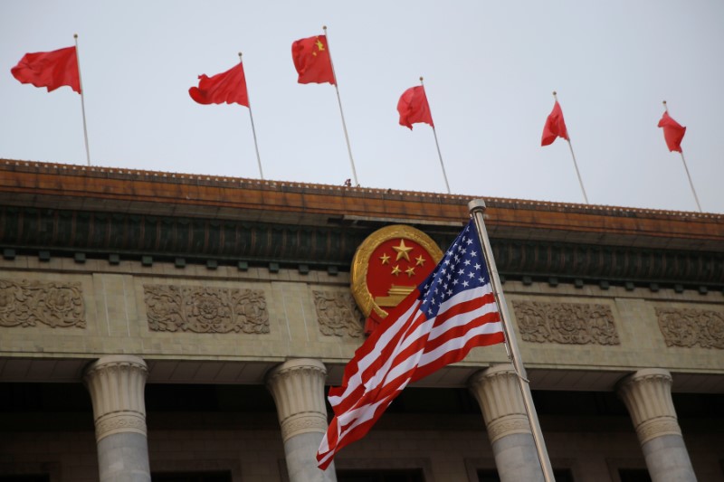 © Reuters. FILE PHOTO: A U.S. flag is seen during a welcoming ceremony in Beijing