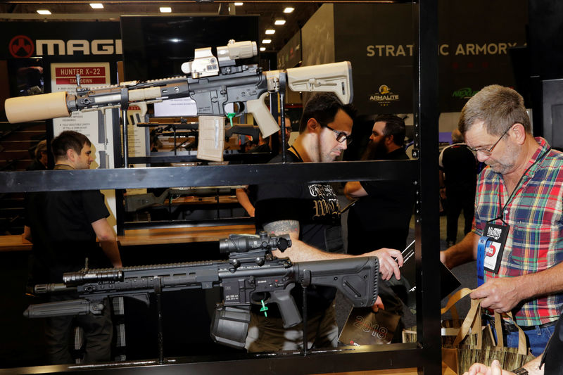 © Reuters. Gun enthusiasts look at rifles during the annual National Rifle Association (NRA) convention in Dallas, Texas