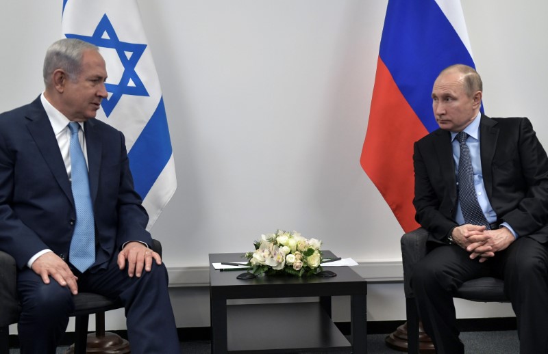© Reuters. Russian President Putin and Israeli PM Netanyahu attend a meeting at the Jewish Museum and Tolerance Centre in Moscow