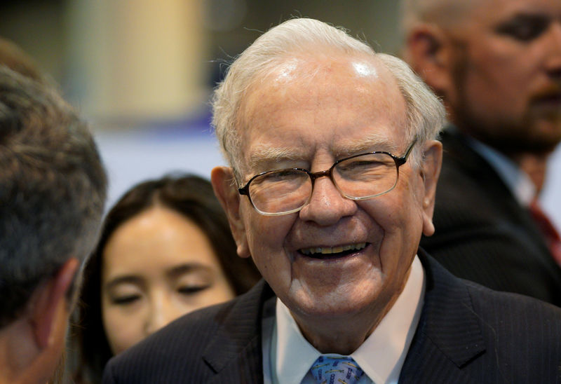 © Reuters. Warren Buffett, CEO of Berkshire Hathaway Inc, tours the exhibit hall at the company's annual meeting in Omaha