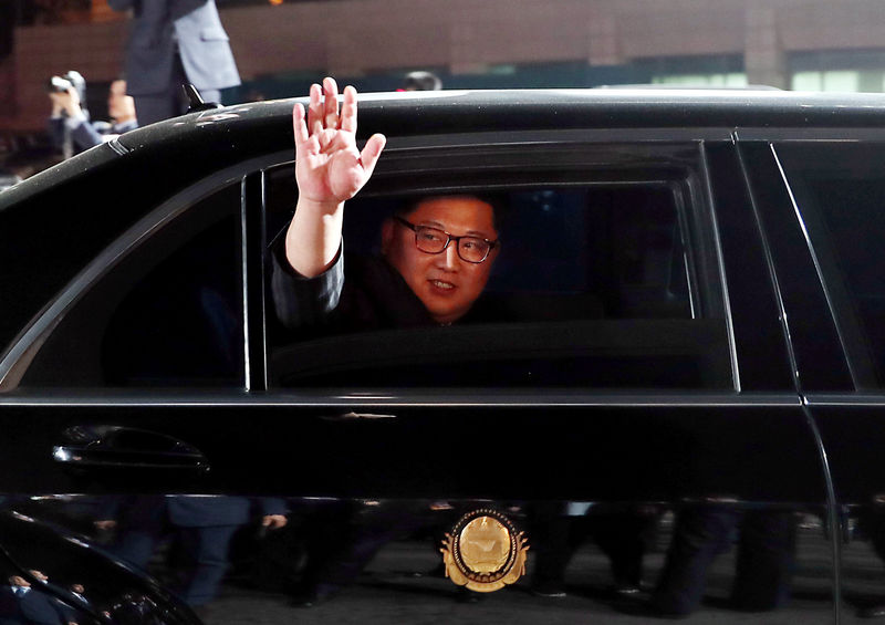 © Reuters. North Korean leader Kim Jong Un bids farewell to South Korean President Moon Jae-in as he leaves after a farewell ceremony at the truce village of Panmunjom