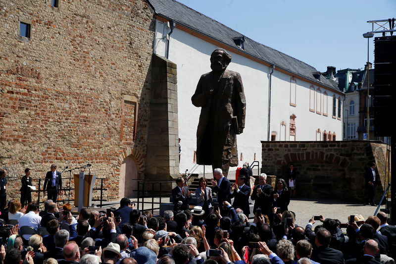 © Reuters. La nueva estatua de bronce de Karl Marx del artista chino Wu Weishan es presentada para conmemorar el aniversario 200 del nacimiento del filósofo alemán en su ciudad natal de Tréveris