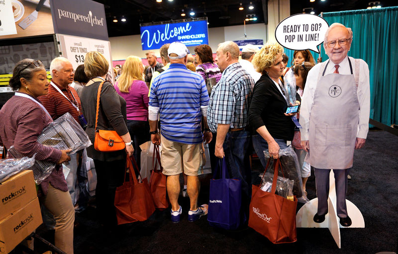 © Reuters. Shareholders walk through the Pampered Chef exhibit at the Berkshire Hathaway Inc annual meeting, the largest in corporate America, in its hometown of Omaha