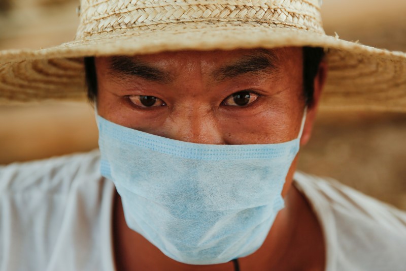 © Reuters. دراسة: أقنعة الوجه قد لا تكون فعالة في مواجهة تلوث الهواء