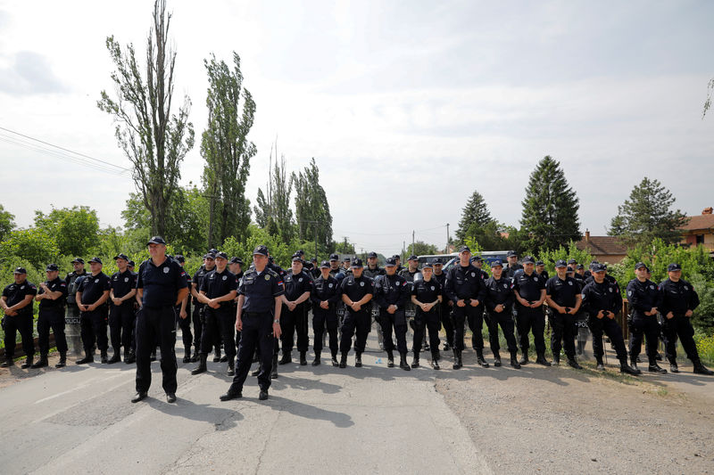 © Reuters. الشرطة الصربية تغلق بعض الطرق لمنع احتشاد قوميين متطرفين