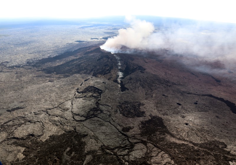 © Reuters. الحمم البركانية تدمر 5 منازل في هاواي