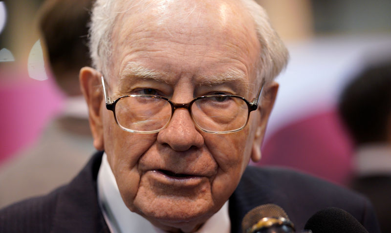 © Reuters. Warren Buffett, CEO of Berkshire Hathaway Inc, talks to a reporter in the exhibit hall at the company's annual meeting in Omaha