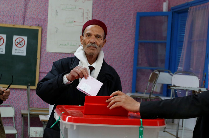 © Reuters. انتهاء التصويت في أول انتخابات بلدية حرة لترسيخ الديمقراطية الناشئة في تونس